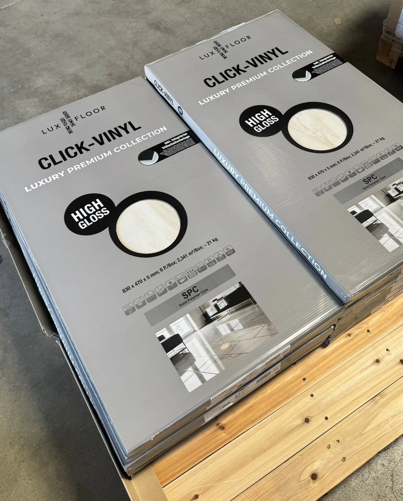 Lux Floor Kartons auf einer Palette