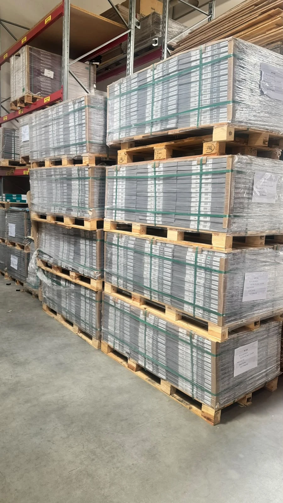 Verpackte Bodenbeläge im Lagerregal